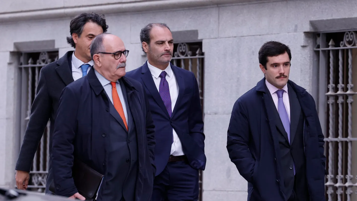 César Moreno (c), uno de los tres socios del comisionista Víctor de Aldama, llega a la Audiencia Nacional este lunes para declarar ante el juez que investiga el caso Koldo. César Moreno (c), uno de los tres socios del comisionista Víctor de Aldama, llega a la Audiencia Nacional este lunes para declarar ante el juez que investiga el caso Koldo.