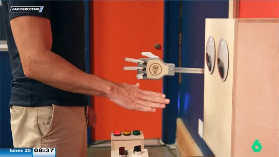 Crean un robot al que es imposible ganar al 'piedra, papel o tijera': si lo logras te llevas 9.400 euros Crean un robot al que es imposible ganar al 'piedra, papel o tijera': si lo logras te llevas 9.400 euros