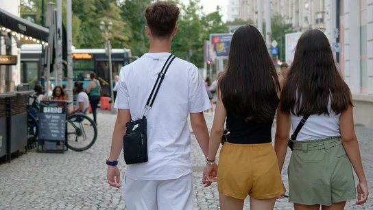 Tres adolescentes paseando Tres adolescentes paseando