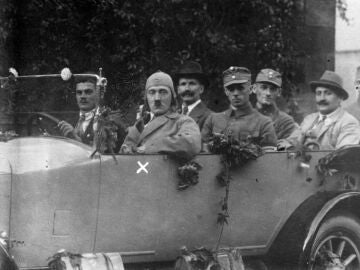 Hitler and entourage at propagandatour – 1923