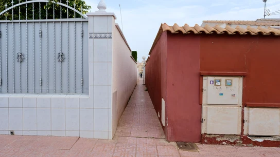Imagen del callejón de Orihuela (Alicante) en el que una joven de 15 años fue acuchillada mortalmente.  Imagen del callejón de Orihuela (Alicante) en el que una joven de 15 años fue acuchillada mortalmente.