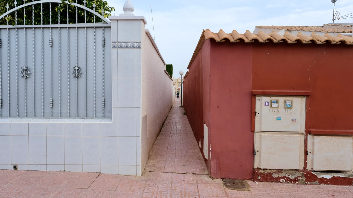 Imagen del callejón de Orihuela (Alicante) en el que una joven de 15 años fue acuchillada mortalmente. Imagen del callejón de Orihuela (Alicante) en el que una joven de 15 años fue acuchillada mortalmente.