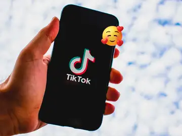 Cómo reaccionar a un video de TikTok Cómo reaccionar a un video de TikTok