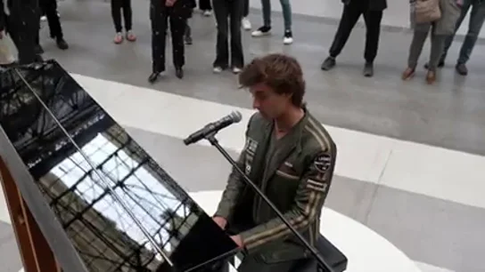 Miquel Moya toca 'Rocket Man' con el piano, su refugio del acoso escolar: "Elton John me hizo entender quién era" Miquel Moya toca 'Rocket Man' con el piano, su refugio del acoso escolar: "Elton John me hizo entender quién era"