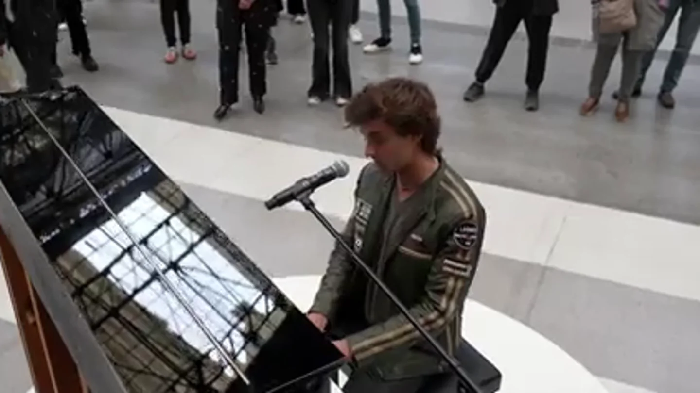 Miquel Moya toca 'Rocket Man' con el piano, su refugio del acoso escolar: "Elton John me hizo entender quién era" Miquel Moya toca 'Rocket Man' con el piano, su refugio del acoso escolar: "Elton John me hizo entender quién era"