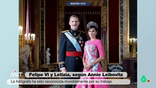Beatriz de Vicente, tras comparar el retrato de los reyes de 2020 con el de Annie Leibovitz Más Vale Tarde analizan las fotos de Annie Leibovitz a los reyes Felipe VI y Letizia y, en este vídeo, lo comparan con el último retrato de los monarcas en 2020 y hasta con 'Las Meninas' de Velázquez.