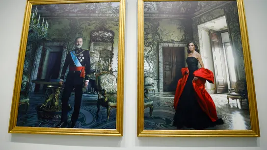 El análisis de Marina Valdés sobre el retrato de los reyes: "Letizia parece una diosa" Imagen del retrato de los reyes por su X aniversario al frente de la jefatura del Estado