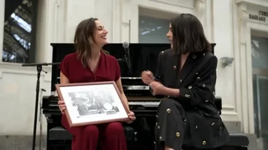 La emotiva actuación de 'Lo La' tocando 'La Boheme' en homenaje a su bisabuela pianista de los años 20 La emotiva actuación de 'Lo La' tocando 'La Boheme' en homenaje a su bisabuela pianista de los años 20
