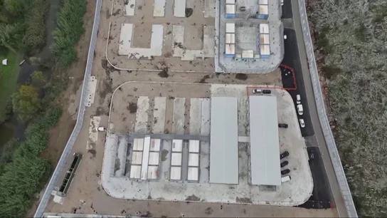 Vista aérea de los centros construidos por el Gobierno de Giorgia Meloni en Albania, como parte de su plan xenófobo contra la migración. Vista aérea de los centros construidos por el Gobierno de Giorgia Meloni en Albania, como parte de su plan xenófobo contra la migración.