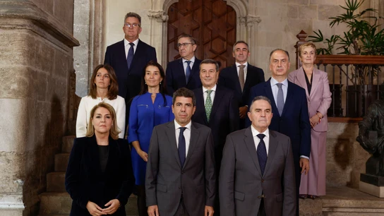 El president de la Generalitat valenciana, Carlos Mazón (C, primera fila), preside este martes la toma de posesión de los cuatro nuevos consellers del Gobierno valenciano El president de la Generalitat valenciana, Carlos Mazón (C, primera fila), preside este martes la toma de posesión de los cuatro nuevos consellers del Gobierno valenciano