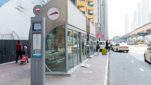 Incluso las paradas de autobús tienen aire acondicionado