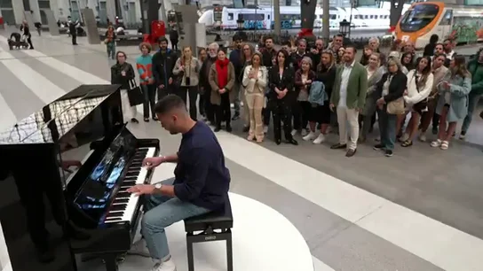 La difícil situación de Manuel Santiago: trabajar en el mercadillo o tocar el piano, "lo que realmente ama" La difícil situación de Manuel Santiago: trabajar en el mercadillo o tocar el piano, "lo que realmente ama"