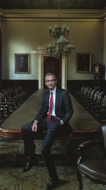 El retrato que ha realizado la fotógrafa Annie Leibovitz del exgobernador Pablo Hernández de Cos El retrato que ha realizado la fotógrafa Annie Leibovitz del exgobernador Pablo Hernández de Cos