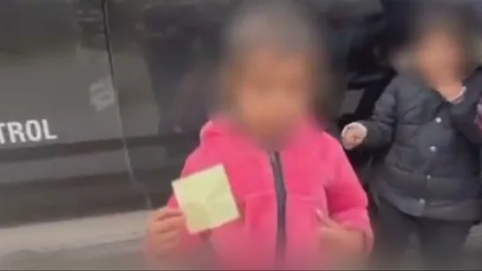 Una niña, de dos años, de El Salvador viaja sola para encontrar a sus padres en Estados Unidos Una niña, de dos años, de El Salvador viaja sola para encontrar a sus padres en Estados Unidos