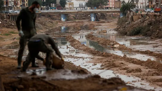 Militares vacían un cubo lleno de lodo en el barranco del Poyo, en Paiporta, una de las localidades valencianas afectadas por la tragedia de la dana del pasado 29 de octubre. Militares vacían un cubo lleno de lodo en el barranco del Poyo, en Paiporta, una de las localidades valencianas afectadas por la tragedia de la dana del pasado 29 de octubre.