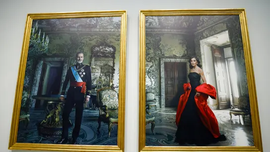 El Banco de España presenta los retratos que ha realizado la fotógrafa Annie Leibovitz de sus majestades los Reyes de España este martes en la sala del Consejo del Banco de España de Madrid.  El Banco de España presenta los retratos que ha realizado la fotógrafa Annie Leibovitz de sus majestades los Reyes de España este martes en la sala del Consejo del Banco de España de Madrid.