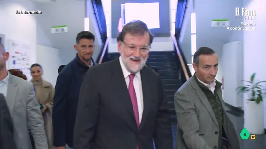 El 'consejo' de liderazgo de Mariano Rajoy a Isma Juárez: "Buenas tardes, venga" El reportero ha intentado saber, por ejemplo, la opinión del expresidente popular sobre la polémica del último Balón de Oro o su opinión sobre el cambio de look de Núñez Feijóo.