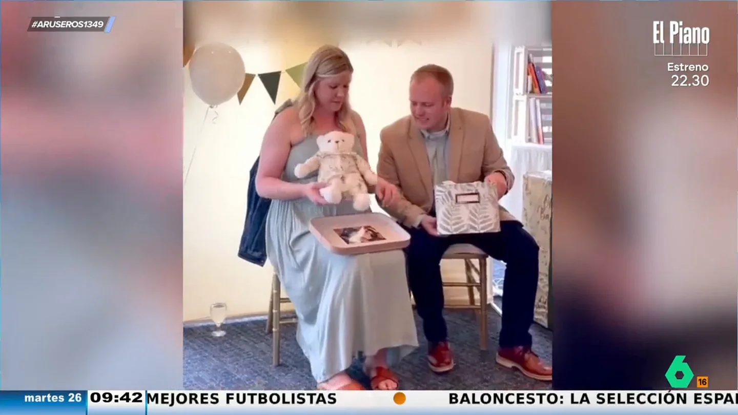 Una joven sorprende a su hermana recreando un peluche de su infancia para regalárselo al bebé que está esperando Una joven sorprende a su hermana recreando un peluche de su infancia para regalárselo al bebé que está esperando