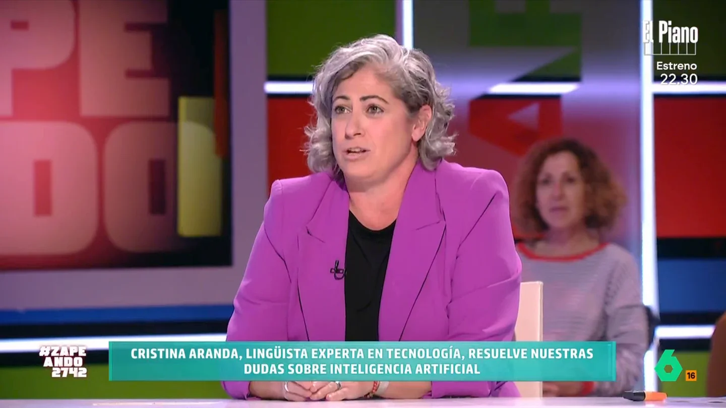 La lingüista Cristina Aranda desvela qué profesiones pueden desaparecer por culpa de la Inteligencia Artificial Hay estudios que indica que pueden llegar a desaparecer hasta 2.800 profesiones por culpa de esta tecnología. Pero, ¿existe un riesgo real de ello? No te pierdas la respuesta de la lingüista.