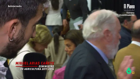 Arias Cañete ignora a Isma Juárez: "Creo que ha dejado los yogures caducados" El exministro de Agricultura acudió a una ponencia del expresidente popular Mariano Rajoy. A pesar de que Isma intentó ganarse su simpatía, Arias Cañete decidió hacer oídos sordos ante sus preguntas.