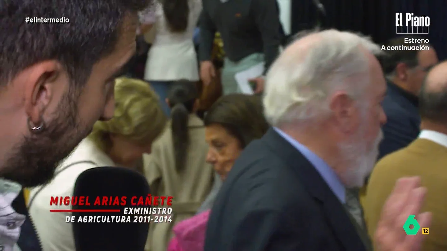 Arias Cañete ignora a Isma Juárez: "Creo que ha dejado los yogures caducados" El exministro de Agricultura acudió a una ponencia del expresidente popular Mariano Rajoy. A pesar de que Isma intentó ganarse su simpatía, Arias Cañete decidió hacer oídos sordos ante sus preguntas.