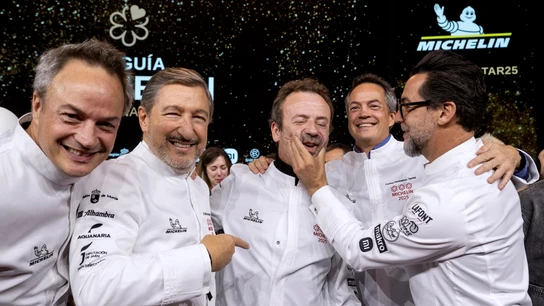 Nacho Manzano (c), del Restaruante Casa Marcial de Arriondas, Asturias, con Joan Roca (2i), Quique Dacosta (d) y los hermanos Torres. Nacho Manzano (c), del Restaruante Casa Marcial de Arriondas, Asturias, con Joan Roca (2i), Quique Dacosta (d) y los hermanos Torres.