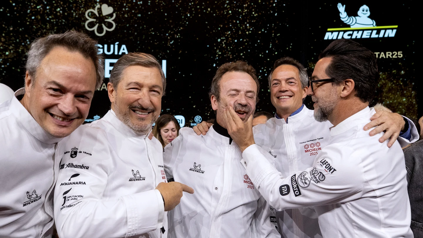 Nacho Manzano (c), del Restaruante Casa Marcial de Arriondas, Asturias, con Joan Roca (2i), Quique Dacosta (d) y los hermanos Torres. Nacho Manzano (c), del Restaruante Casa Marcial de Arriondas, Asturias, con Joan Roca (2i), Quique Dacosta (d) y los hermanos Torres.