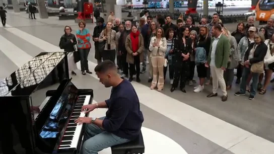 La difícil situación de Manuel Santiago: trabajar en el mercadillo o tocar el piano, "lo que realmente ama" La difícil situación de Manuel Santiago: trabajar en el mercadillo o tocar el piano, "lo que realmente ama"