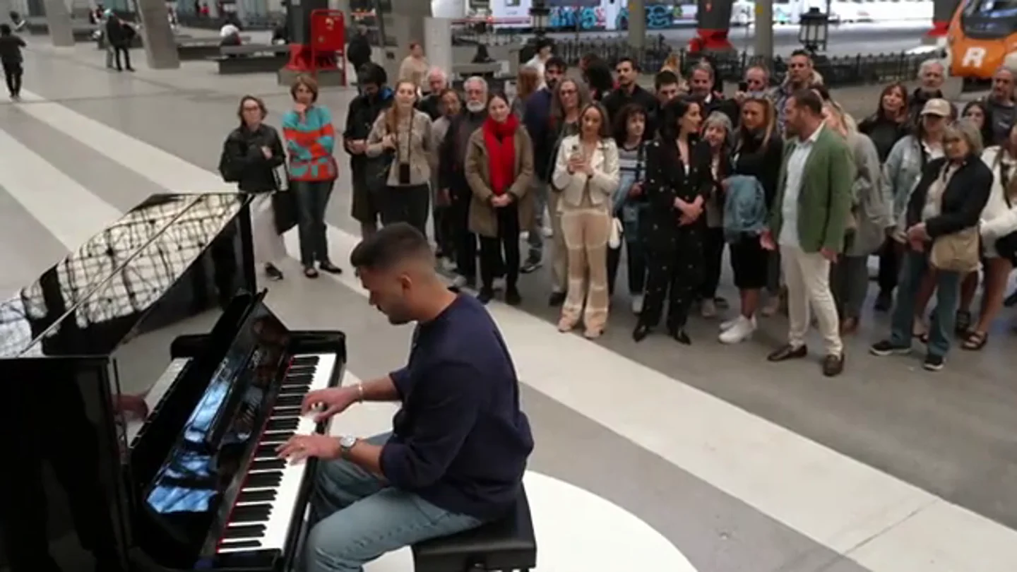La difícil situación de Manuel Santiago: trabajar en el mercadillo o tocar el piano, "lo que realmente ama" La difícil situación de Manuel Santiago: trabajar en el mercadillo o tocar el piano, "lo que realmente ama"