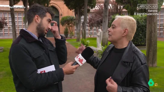 La guía de un tour por el cementerio explica a Isma Juárez cuánto cuesta un nicho y por qué los de arriba son más baratos Isma Juárez entrevista a Paloma Contreras, presidenta de una asociación que se dedica a ofrecer tours guiados por el cementerio. En este vídeo hablan del "ego descomunal" del siglo XIX con las tumbas y de cuánto cuesta morirse hoy en día.