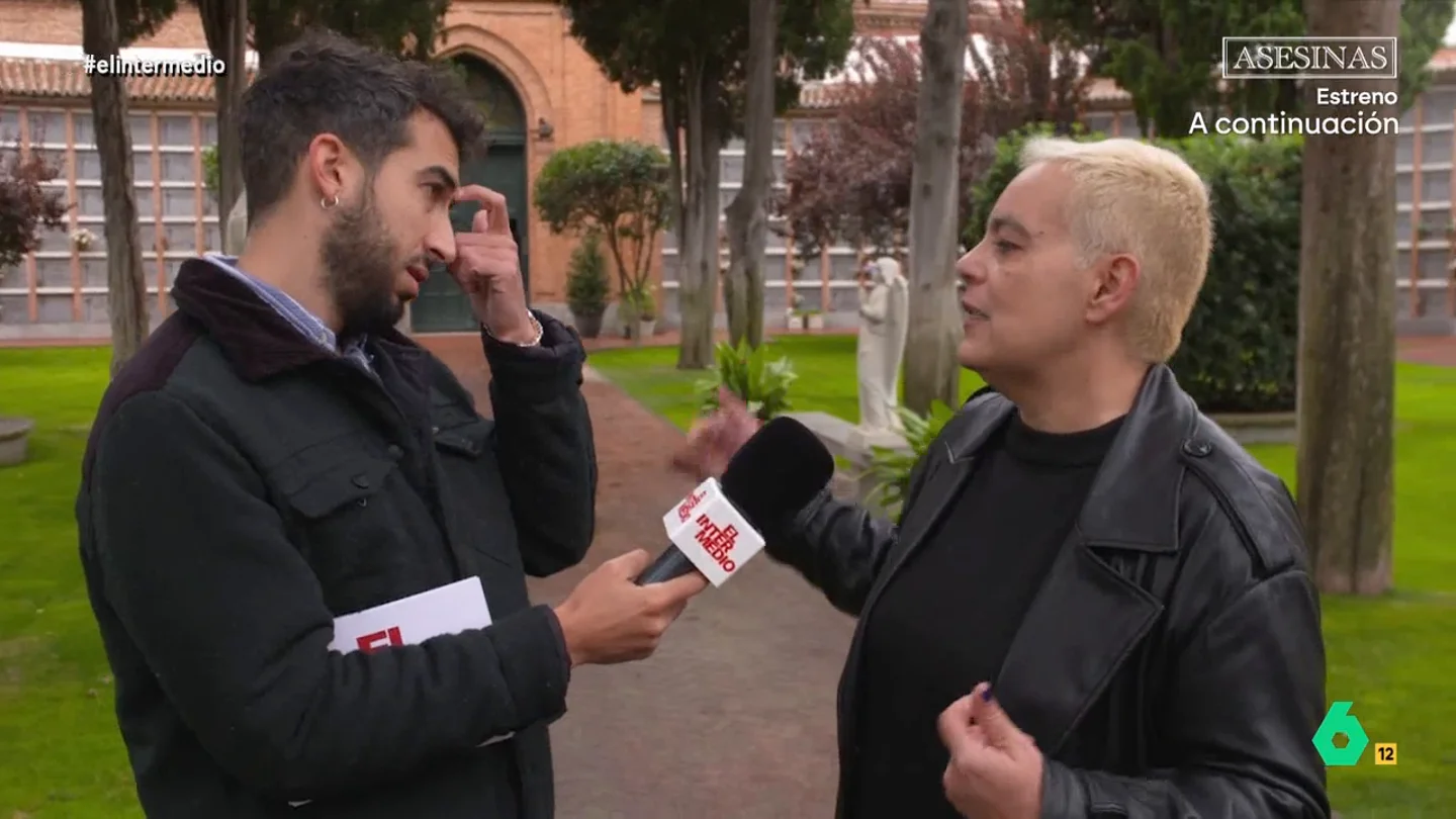 La guía de un tour por el cementerio explica a Isma Juárez cuánto cuesta un nicho y por qué los de arriba son más baratos Isma Juárez entrevista a Paloma Contreras, presidenta de una asociación que se dedica a ofrecer tours guiados por el cementerio. En este vídeo hablan del "ego descomunal" del siglo XIX con las tumbas y de cuánto cuesta morirse hoy en día.