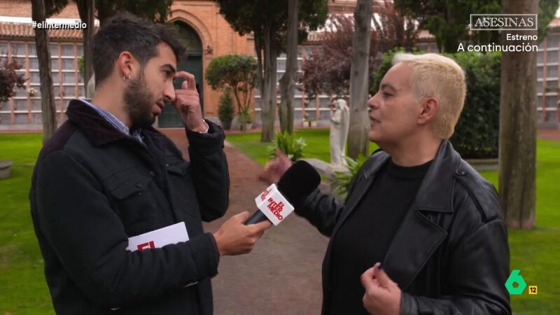 La guía de un tour por el cementerio explica a Isma Juárez cuánto cuesta un nicho y por qué los de arriba son más baratos