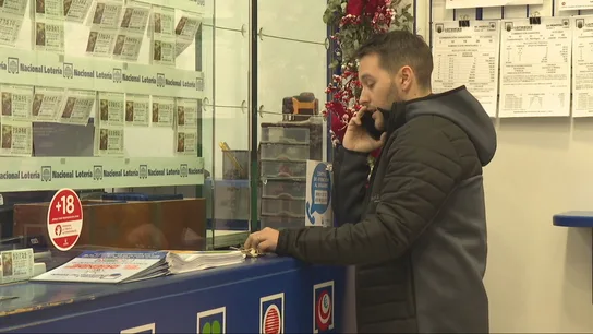 El lotero hablando por teléfono tras el robo el 04 de enero de 2024 El lotero hablando por teléfono tras el robo el 04 de enero de 2024