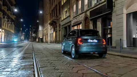 No hay coche con más estilo: sello Giorgio Armani en el eléctrico de moda que presume incluso de llantas exclusivas Fiat 500e Giorgio Armani