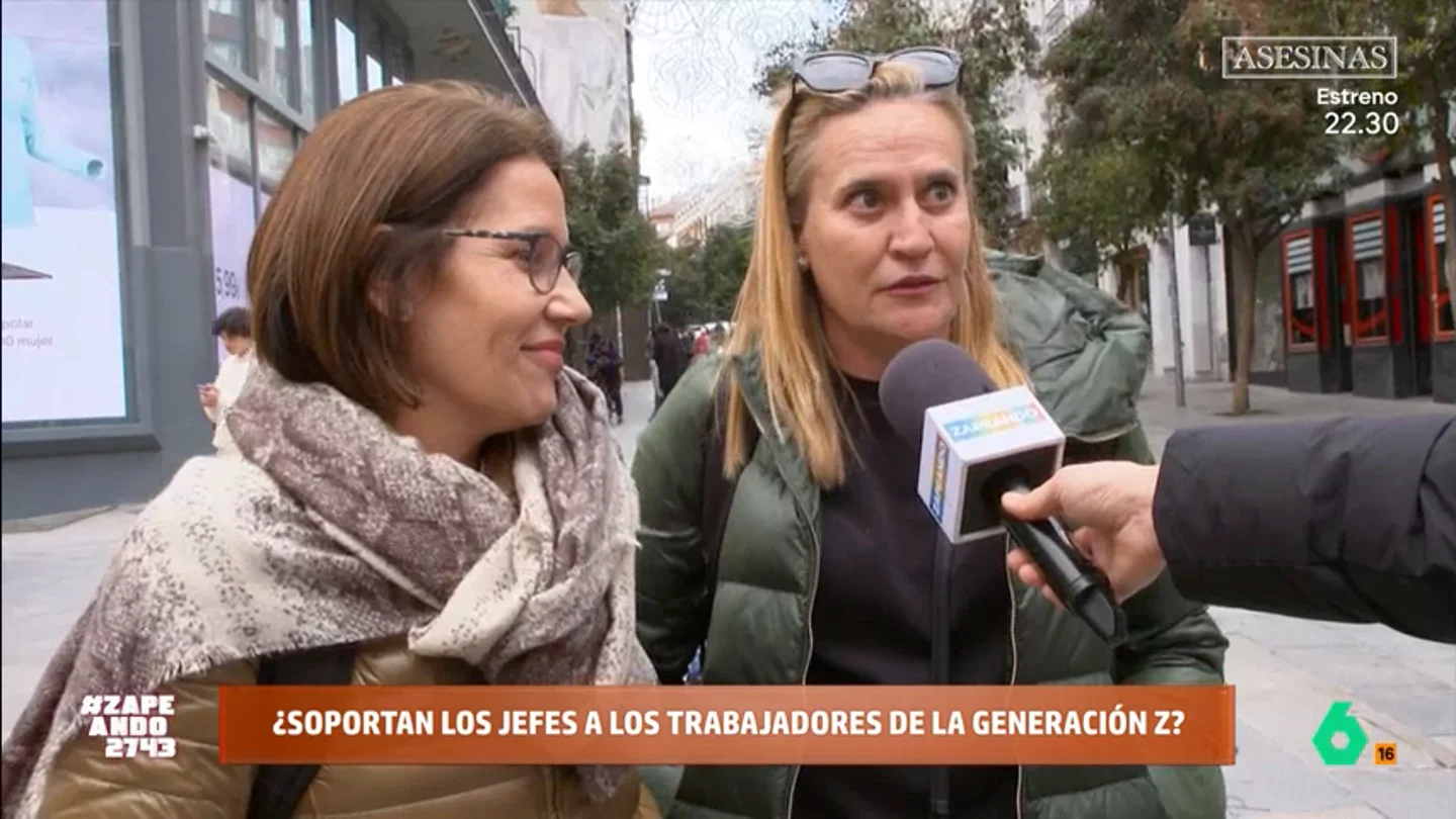 Una mujer se queja de los gen z en el trabajo: "Llamé la atención a una persona que estaba durmiendo en el turno" Zapeando sale a la calle para saber si, realmente, a los jefes de otras generaciones no les gusta trabajar con empleados de la generación Z y, además, también saber qué tienen que decir sobre ello los menores de 27 años.