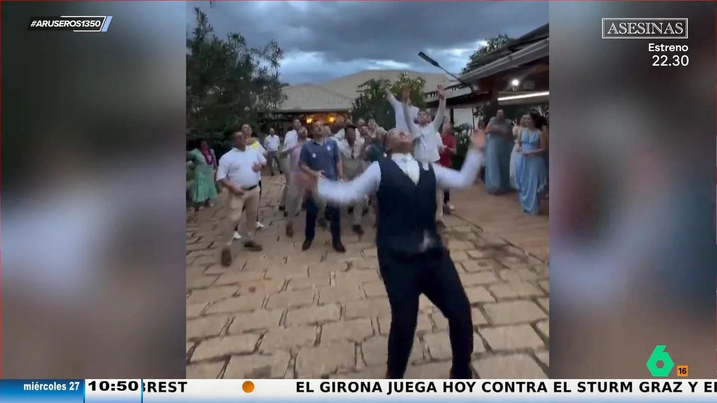 Un novio lanza una botella de whisky como ramo en su boda y provoca una divertida pelea entre los invitados Un novio lanza una botella de whisky como ramo en su boda y provoca una divertida pelea entre los invitados
