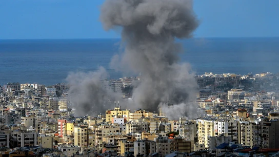 El humo se eleva tras un ataque aéreo israelí en el distrito de Dahieh, en el sur de Beirut (Líbano) El humo se eleva tras un ataque aéreo israelí en el distrito de Dahieh, en el sur de Beirut (Líbano)