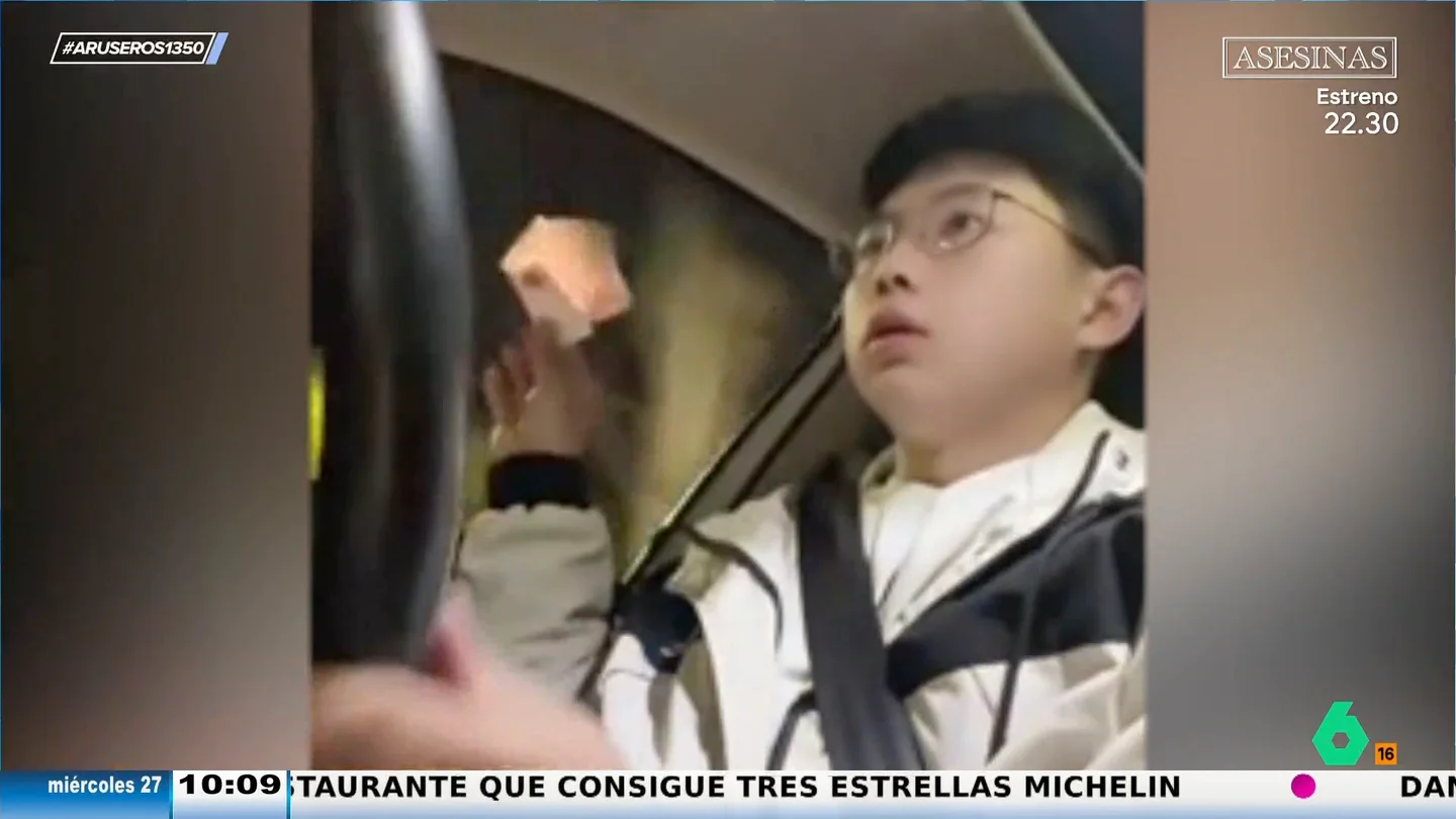 La táctica de un joven para evitar la "modorra" al volante: sacar un billete por la ventanilla La táctica de un joven para evitar la "modorra" al volante: sacar un billete por la ventanilla