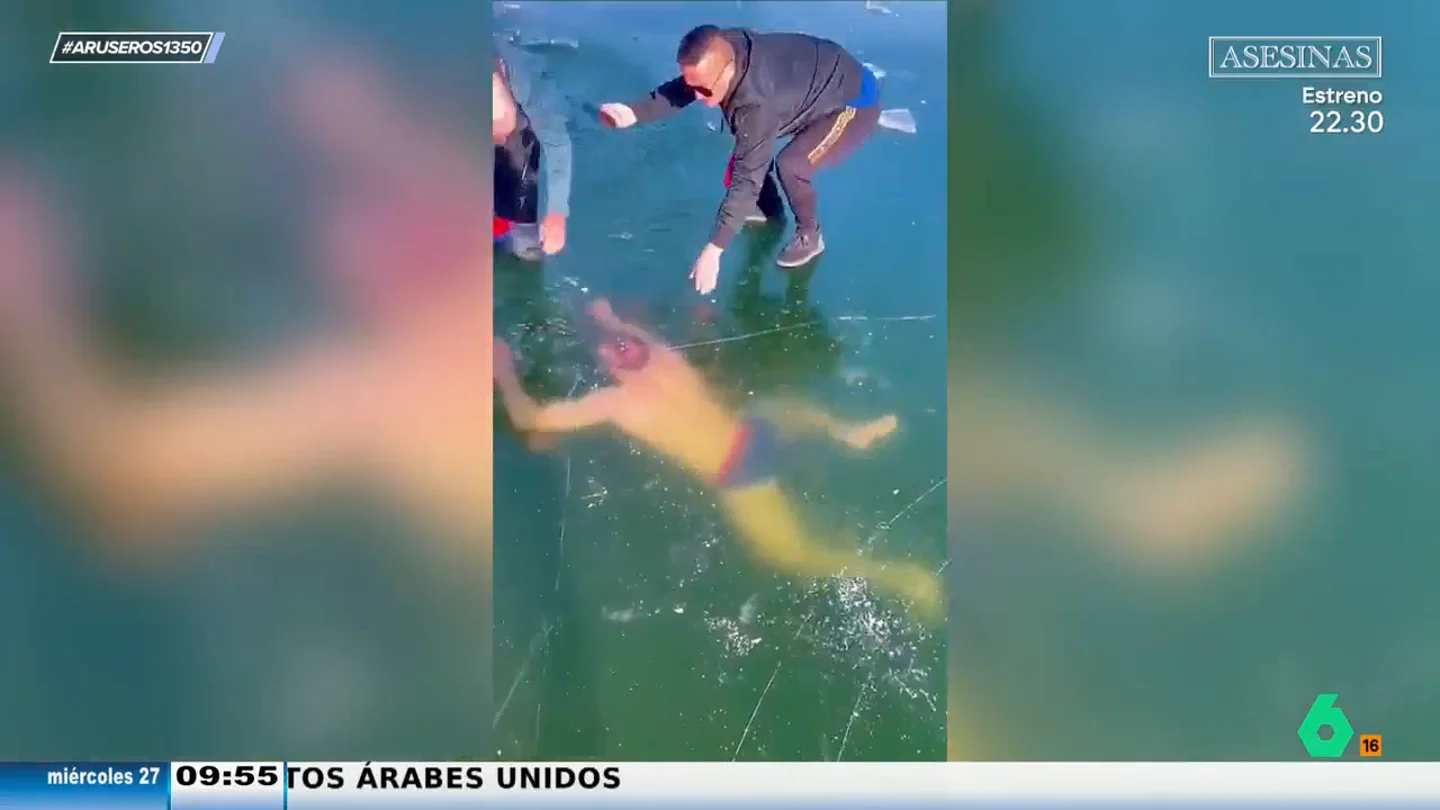 Graban la escena sin darse cuenta de la peligrosa situación que vive su compañero. En este vídeo puedes ver la desesperación del joven que lucha por encontrar el hueco para salir. Graban la escena sin darse cuenta de la peligrosa situación que vive su compañero. En este vídeo puedes ver la desesperación del joven que lucha por encontrar el hueco para salir.