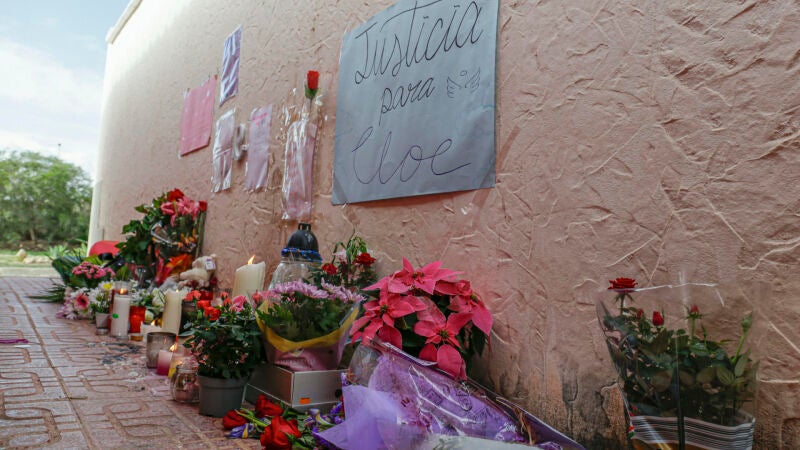 Velas y flores en recuerdo de la joven Cloe en el callejón donde este domingo fue acuchillada.