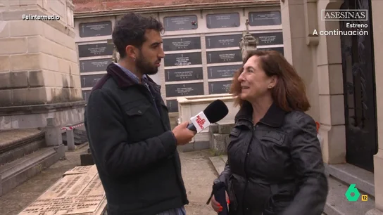 La conclusión de una mujer tras tres tours de cementerios: "Las mujeres estamos en este mundo para vivir más que los hombres" Isma Juárez se apunta a un tour por un cementerio, donde habla con una de las 'turistas' de esta visita guiada. En este vídeo le explica que lo que más ve en las tumbas es que "siempre es la viuda la que dice 'tu viuda y tus hijos rezarán por ti'".