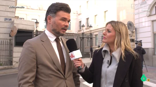 Rufián, sobre la posible corrupción en el Gobierno: "No nos va a temblar el pulso para que no duren ni un segundo más" Andrea Ropero charla con el portavoz de ERC sobre los últimos escándalos que afectan al Partidos Socialista. Rufián expone que le parece "curioso" que se compare el caso de Aldama con el caso Bárcenas.