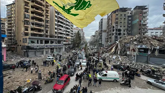 Ciudadanos libaneses celebran el alto el fuego con Israel, en el distrito de Dahieh, al sur de Beirut, Líbano. Ciudadanos libaneses celebran el alto el fuego con Israel, en el distrito de Dahieh, al sur de Beirut, Líbano.