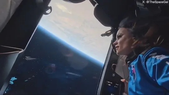 Emily Calandrelli a bordo del vehículo New Shepard de Blue Origin Emily Calandrelli a bordo del vehículo New Shepard de Blue Origin