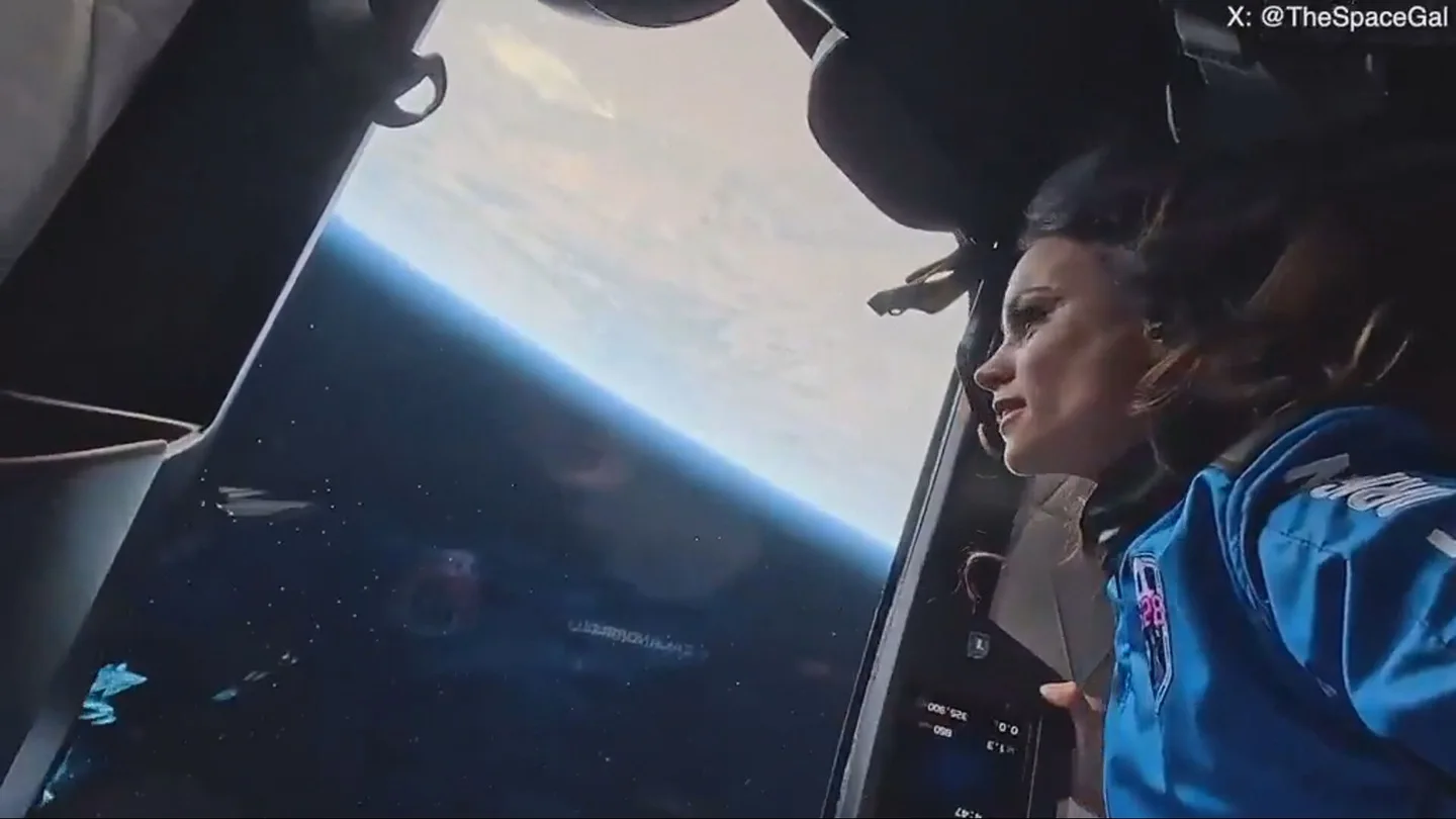 Emily Calandrelli a bordo del vehículo New Shepard de Blue Origin Emily Calandrelli a bordo del vehículo New Shepard de Blue Origin