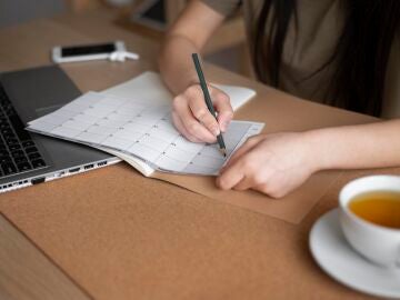 Una mujer planifica las tareas para aumentar la productividad