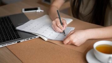 Una mujer planifica las tareas para aumentar la productividad