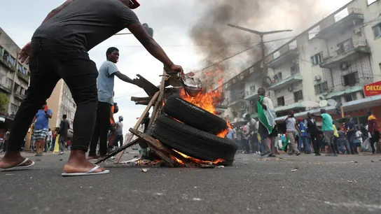 Brutal represión del Ejército mozambiqueño contra los manifestantes que no aceptan el resultado electoral Manifestantes crean una barricada durante las protestas en Mozambique
