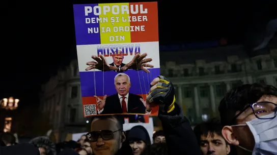 Protesta frente a la sede del Gobierno contra el ganador de la primera vuelta de las elecciones presidenciales, Calin Georgescu Protesta frente a la sede del Gobierno contra el ganador de la primera vuelta de las elecciones presidenciales, Calin Georgescu