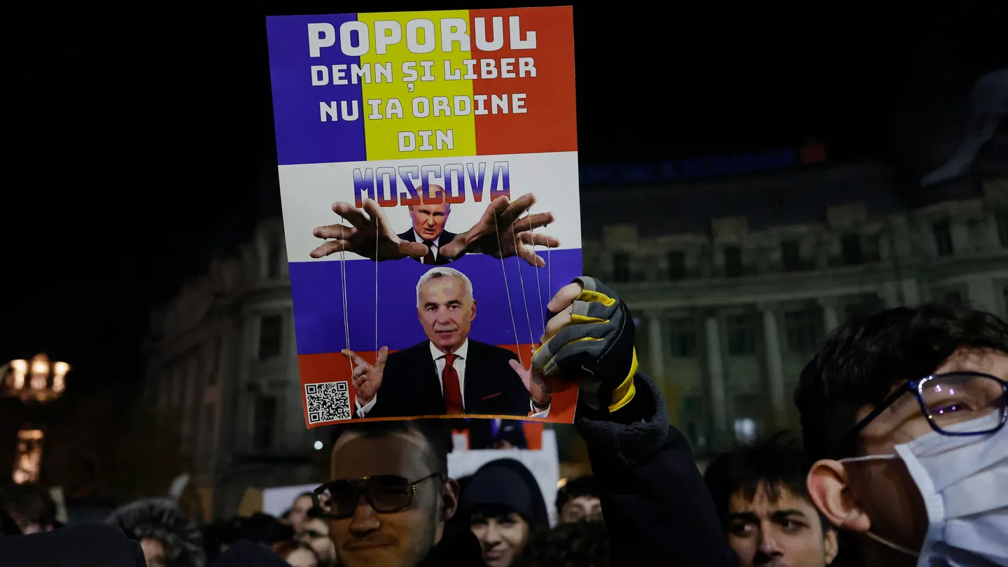 Protesta frente a la sede del Gobierno contra el ganador de la primera vuelta de las elecciones presidenciales, Calin Georgescu Protesta frente a la sede del Gobierno contra el ganador de la primera vuelta de las elecciones presidenciales, Calin Georgescu